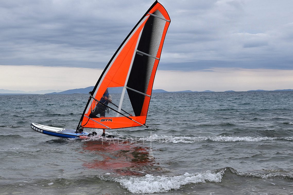 Auch ein vollwertiges Windsurfboard lässt sich in einen Rucksack zusammenfalten