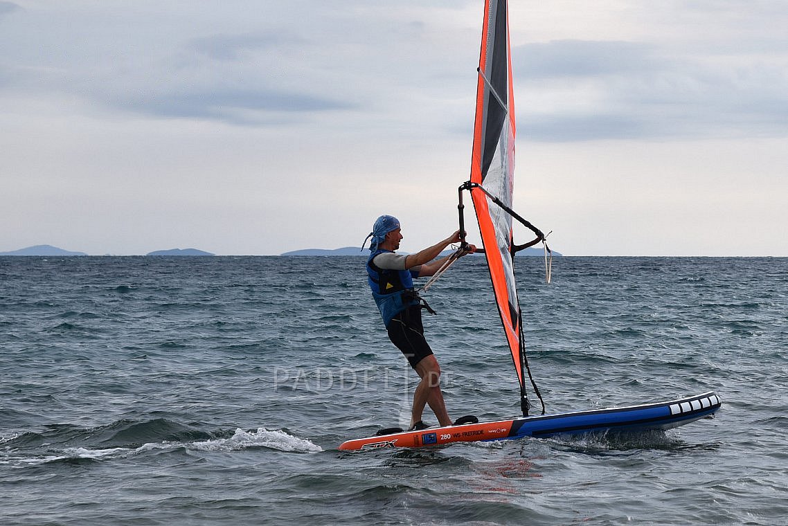 Auch ein vollwertiges Windsurfboard lässt sich in einen Rucksack zusammenfalten