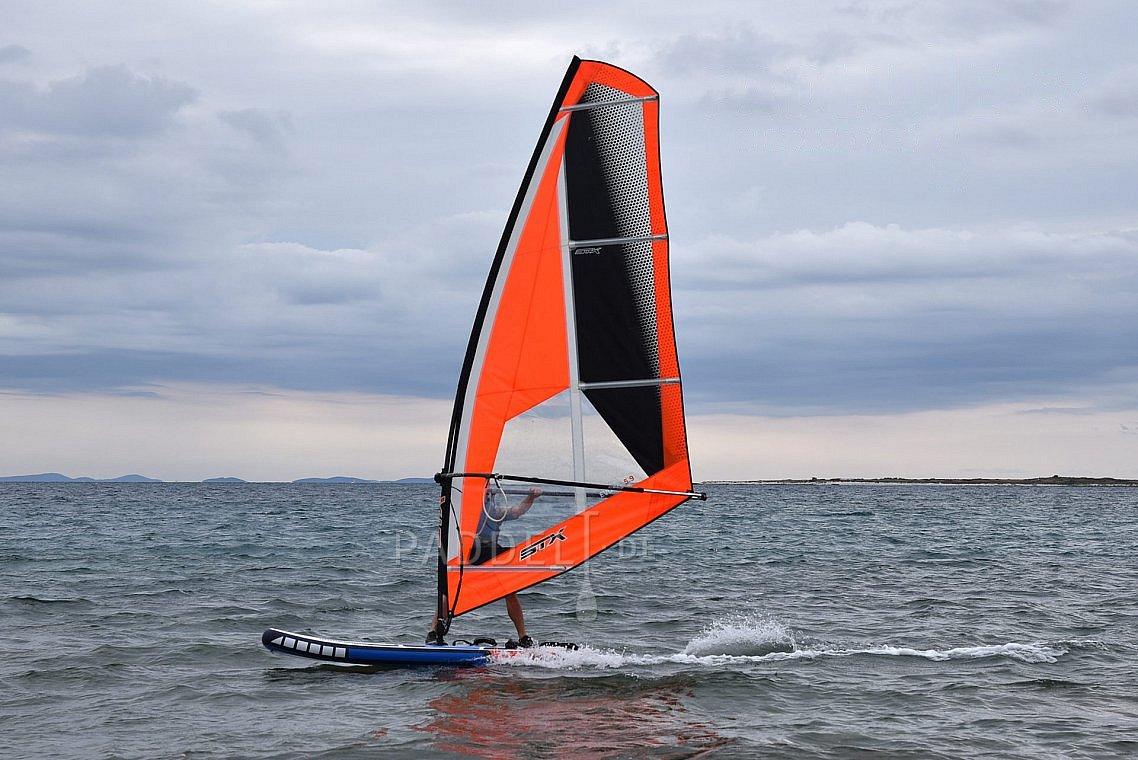 Auch ein vollwertiges Windsurfboard lässt sich in einen Rucksack zusammenfalten