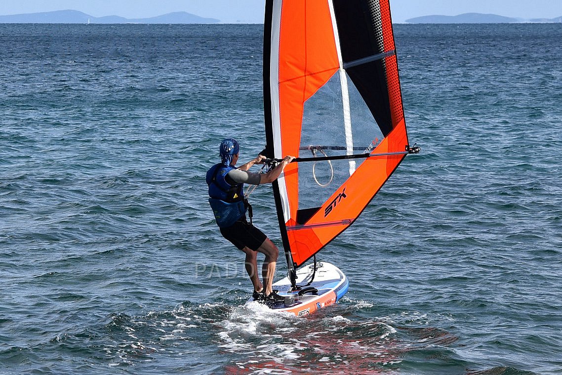 Auch ein vollwertiges Windsurfboard lässt sich in einen Rucksack zusammenfalten