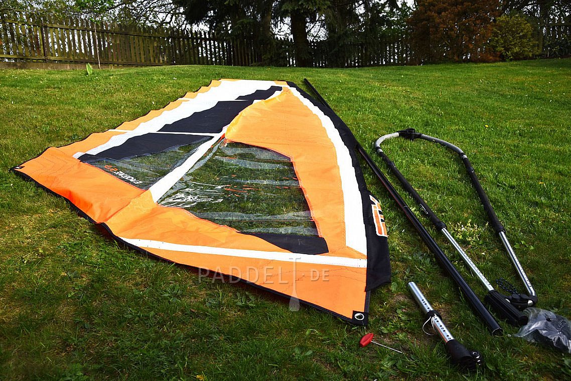 Auch ein vollwertiges Windsurfboard lässt sich in einen Rucksack zusammenfalten